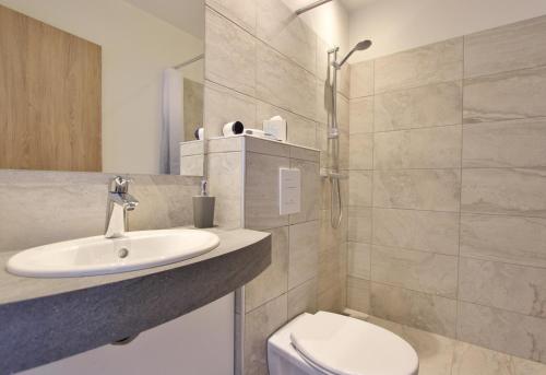阿克雷里Hafdals Hotel的白色的浴室设有水槽和卫生间。