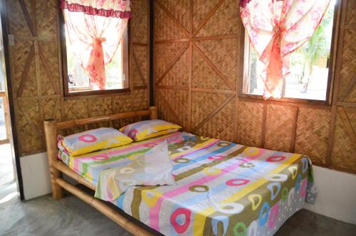 萨布拉延帕拉伊索海滩度假酒店客房内的一张或多张床位