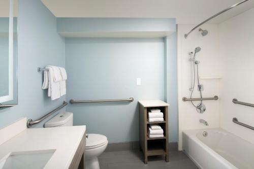 贝斯特韦斯特海滨杰克逊维尔海滩酒店的一间浴室