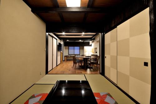 京都Machiya Kamo River 7的走廊设有桌子和用餐室