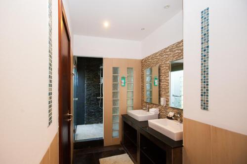 功孟海滩班普奥别墅的浴室设有2个水槽和镜子