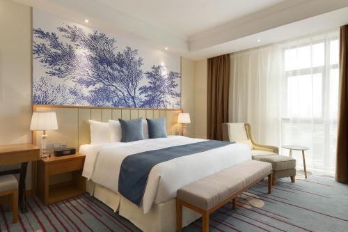 苏州苏州高新华美达酒店的酒店客房设有一张大床和一张书桌。