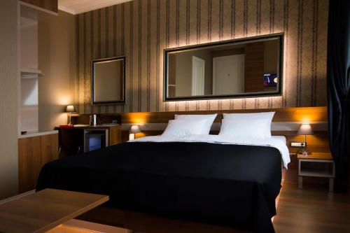 贝尔格莱德温布尔登加尼概念住宿加早餐旅馆的一间卧室配有一张大床和镜子
