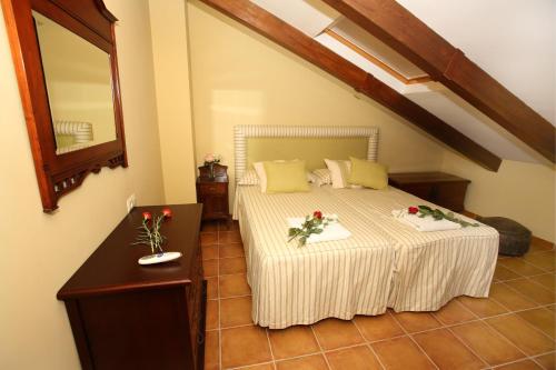 科尔多瓦帕提欧阿克若斯度假屋的一间卧室,床上放着鲜花