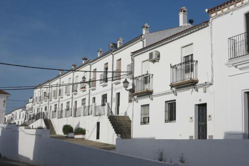 查兹拉德拉谢拉La Casa de Manolo的一座白色的大建筑,设有楼梯和阳台