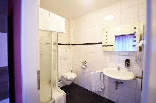 贝尔恩卡斯特尔-库斯多尔斯维塔酒店的白色的浴室设有卫生间和水槽。