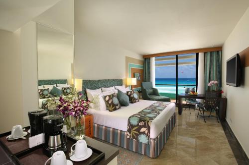 坎昆坎昆绿洲全包式酒店的酒店客房设有一张床,享有海景。