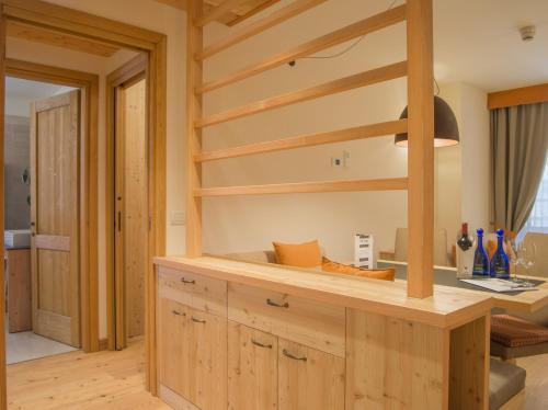 阿兰尼亚·瓦尔塞西娅Alagna Mountain Resort & SPA的客房设有木制架子和书桌。