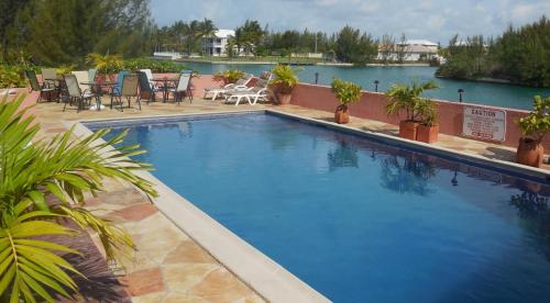 自由港市邓迪湾别墅酒店的大型游泳池毗邻一大片水体
