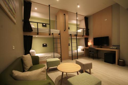 宜兰市行口文旅的酒店客房设有床和客厅。