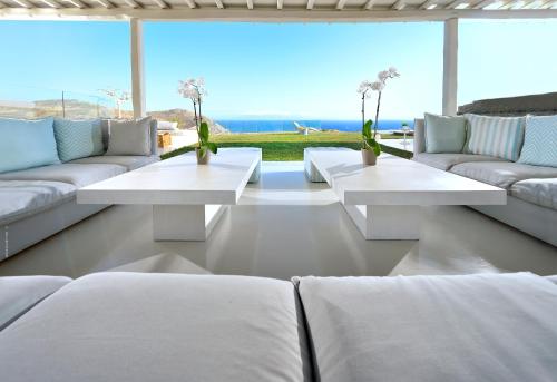 埃利亚海滩Villa Daedalus的客厅配有白色沙发,享有海景