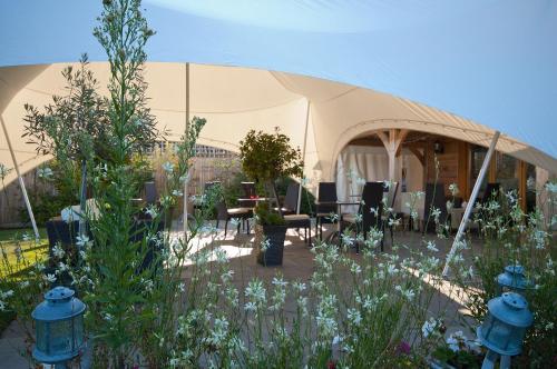 埃杰顿弗雷泽斯酒店的花园内带桌椅的帐篷