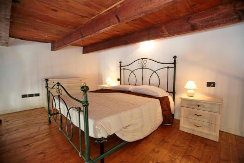 克罗托内BQ Central Apartments的一间卧室设有一张大床和木制天花板