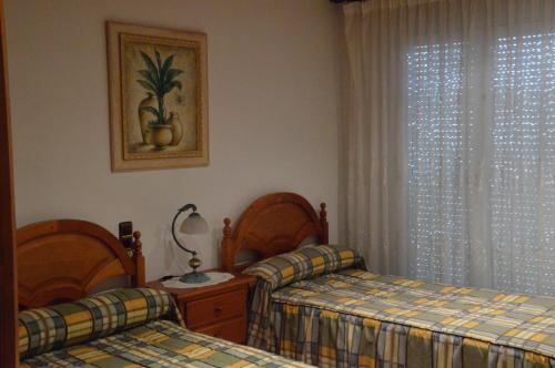 AlcampelCasa vitorianet的酒店客房设有两张床和窗户。