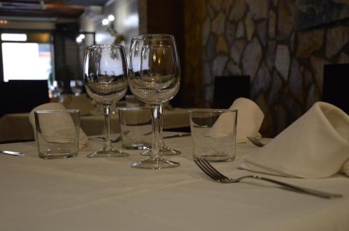 AlcampelCasa vitorianet的桌子上一张桌子和四杯酒杯