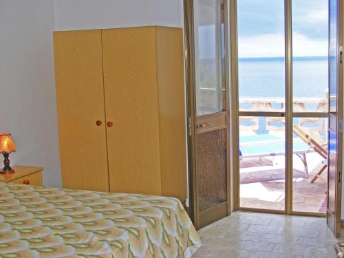 科尔萨诺Villa Guardiola的一间卧室配有一张床,享有海景