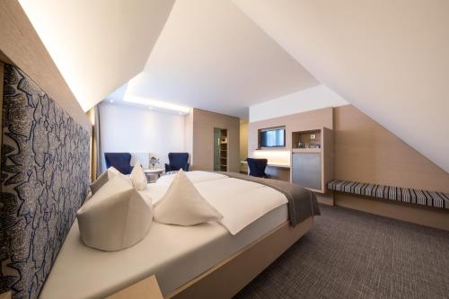 丹加斯特Hotel Graf Bentinck的卧室配有带白色枕头的大床