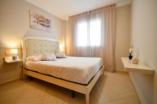 卡拉德费斯特拉特奥拉布兰卡公寓式酒店的卧室配有白色的床和窗户