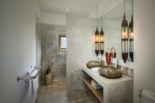 坎古苍谷海滩公寓的浴室设有2个水槽和2面镜子