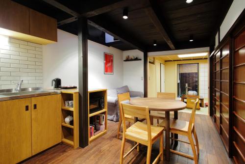 京都町屋红叶度假屋的厨房以及带桌椅的用餐室。