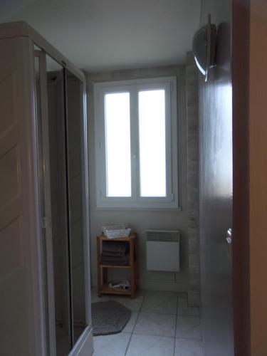 Chavanges吉利亚住宿加早餐旅馆的一间带窗户和步入式淋浴间的浴室