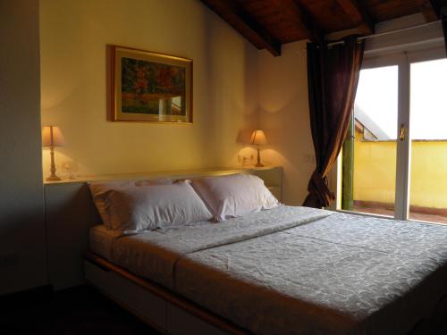贝拉吉奥Splendor的一间卧室配有一张带两盏灯的床和一扇窗户。