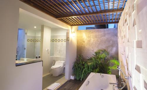 金巴兰阿斯塔里别墅和公寓的带浴缸、卫生间和盥洗盆的浴室