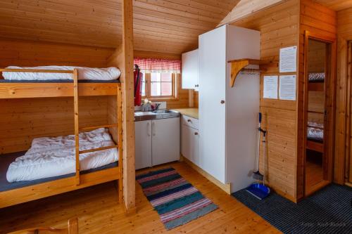 SkarsvågBaseCamp NorthCape - by Hytte Camp的小屋内一间卧室配有双层床