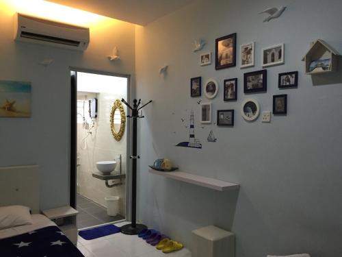 马六甲范特西酒店的客房设有带淋浴和卫生间的浴室。