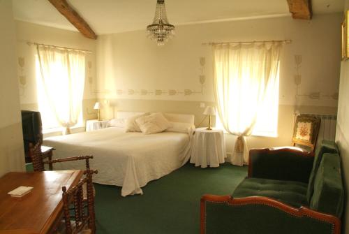 比涅维勒Les Chambres d'hôtes Benoit Breton的卧室配有白色的床和2扇窗户。
