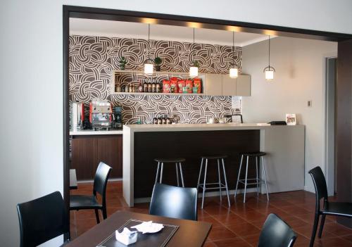康塞普西翁Hostal Buró的餐厅内的酒吧配有椅子和柜台