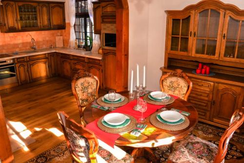 玛丽亚温泉Apartman Forstamt Glatzen Kladska的厨房配有木桌、椅子和桌子。
