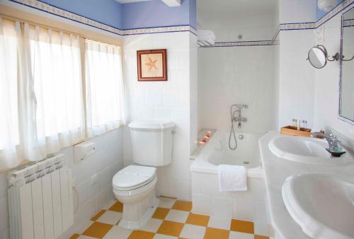 库迪列罗帕卡庄园酒店的浴室配有卫生间、浴缸和水槽。
