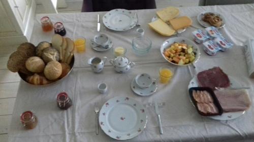 WolphaartsdijkGasterij d'Ouwe Pastorie的一张带食物和饮料的白色桌子