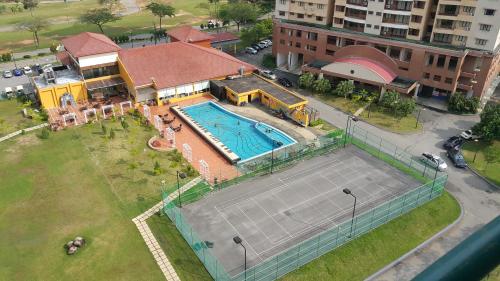 马六甲亚罗牙也法摩沙D萨沃伊三卧室公寓的大楼前网球场的顶部景色