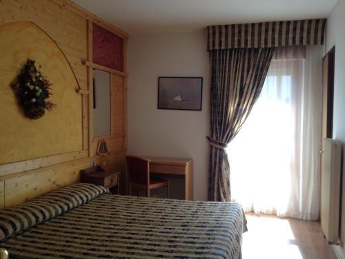 安达洛达尔波酒店的酒店客房设有床和窗户。