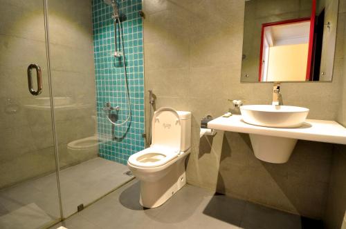 科伦坡科伦坡常春藤小巷旅舍的浴室配有卫生间、盥洗盆和淋浴。