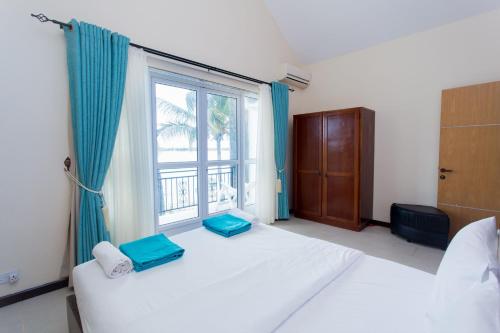 格兰贝伊花墅酒店的一间卧室设有两张床和大窗户