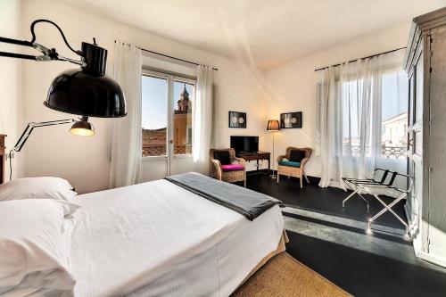 科米索Palazzo Melfi的一间卧室配有一张床和一张带椅子的桌子