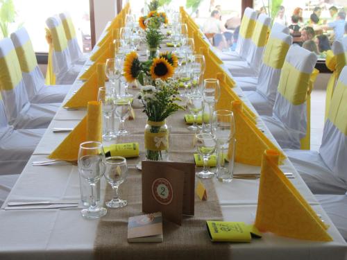 巴尔奇克Saint George Hotel 1的长桌,带黄白桌子和眼镜