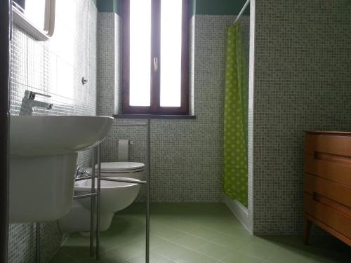 卡斯蒂利翁切洛Podere Bellavista的一间带水槽、卫生间和淋浴的浴室