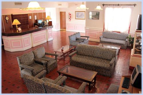 圣罗莎Hotel Lihuel Calel的带沙发椅和桌子的客厅