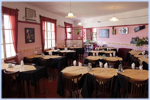 圣罗莎Hotel Lihuel Calel的一间在房间内配有桌椅的餐厅