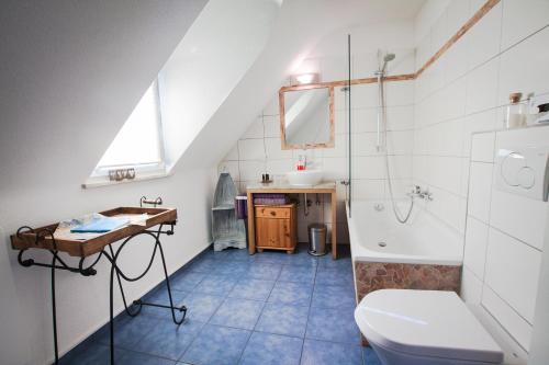 哈格瑙B&B Fischerstüble - adults only的一间带卫生间和水槽的浴室
