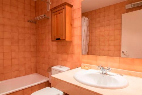 拉梅特拉·德·玛尔Marina Sant Jordi 27的浴室配有盥洗盆、卫生间和浴缸。