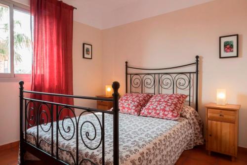 拉梅特拉·德·玛尔Marina Sant Jordi 27的一间卧室配有一张黑色床和红色窗帘