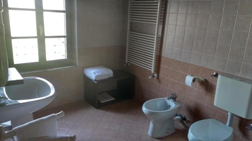 Villa VicentinaVilla Asiola的浴室配有卫生间、坐浴盆和盥洗盆。