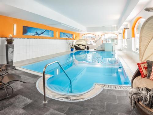 卡奇山口拉琛霍夫酒店的大楼内一个蓝色的大型游泳池