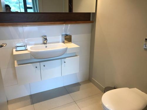 巴利托Zimbali Suite 107的一间带水槽和卫生间的浴室