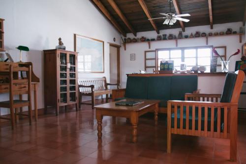 科潘玛雅遗址La Casa de Cafe Bed and Breakfast的客厅配有木椅和桌子